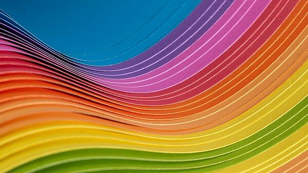 Wellen in Regenbogen-Farben